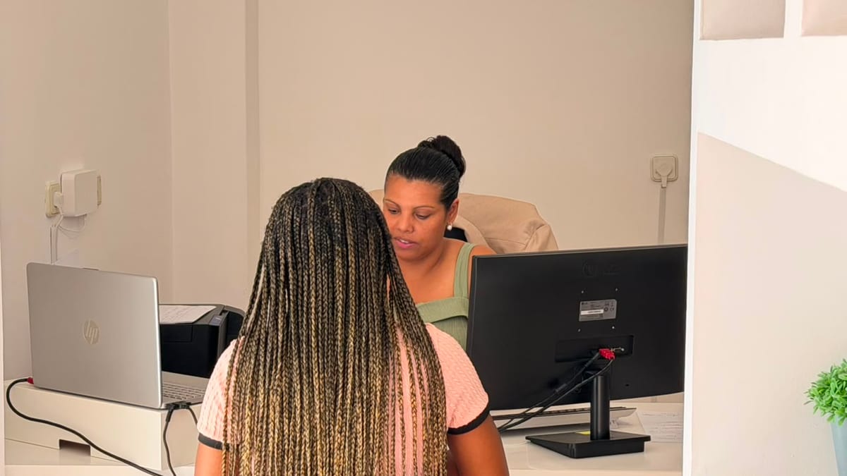 Atendimento no escritório da Doc Básico, na Amadora, a tratar de um processo de renovação